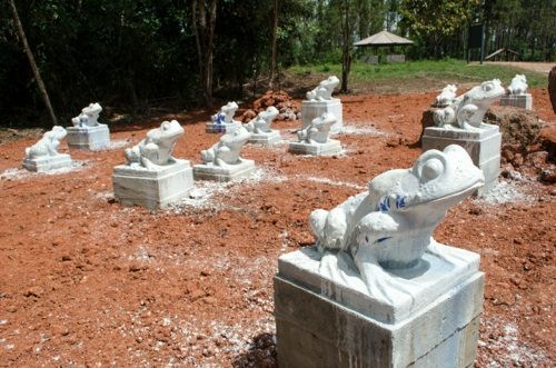 Happy Land: Apuku Return Blue Eye/ 2012/ 2500 x 2500 x 120 cm/ cement, kaolin, bauxite, blue-pigment/ foto: Hugo Ment Happy Land: Apuku Return Blue Eye/ 2012/ 2500 x 2500 x 120 cm/ cement, kaolin, bauxite, blue-pigment/ foto: Hugo Ment