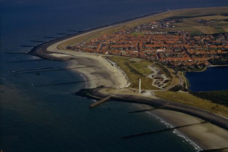 Wandelaar boven de nevel: Het ruige randje van Westkapelle | Mister Motley
